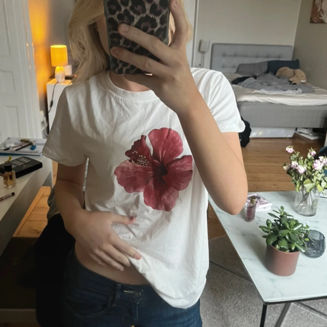 Vit t-shirt med röd blomma
