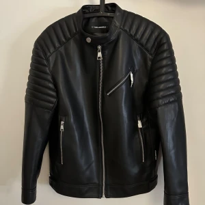 Svart skinnjacka från Karl Lagerfeld - Tjena! Snygg skinnjacka från Karl Lagerfeldt. Nypris 4600kr - helt oanvänd