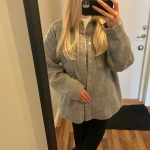 Carin Wester jacka - Grå ulljacka med knappar och två bröstfickor från Carin Wester. Jackan är i jättefint skick! Stl 36, passar även mig som vanligtvis har 34