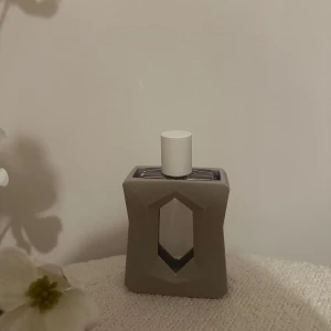 Ariana Grande - God is a woman - Säljer ovan beskriven parfym som är i 50 ml. Doften är inte riktigt i min smak och får därav ingen användning för den. Nypris 650 kr. Den doftar främst päron & vanilj men har även noter av cederträ. 
