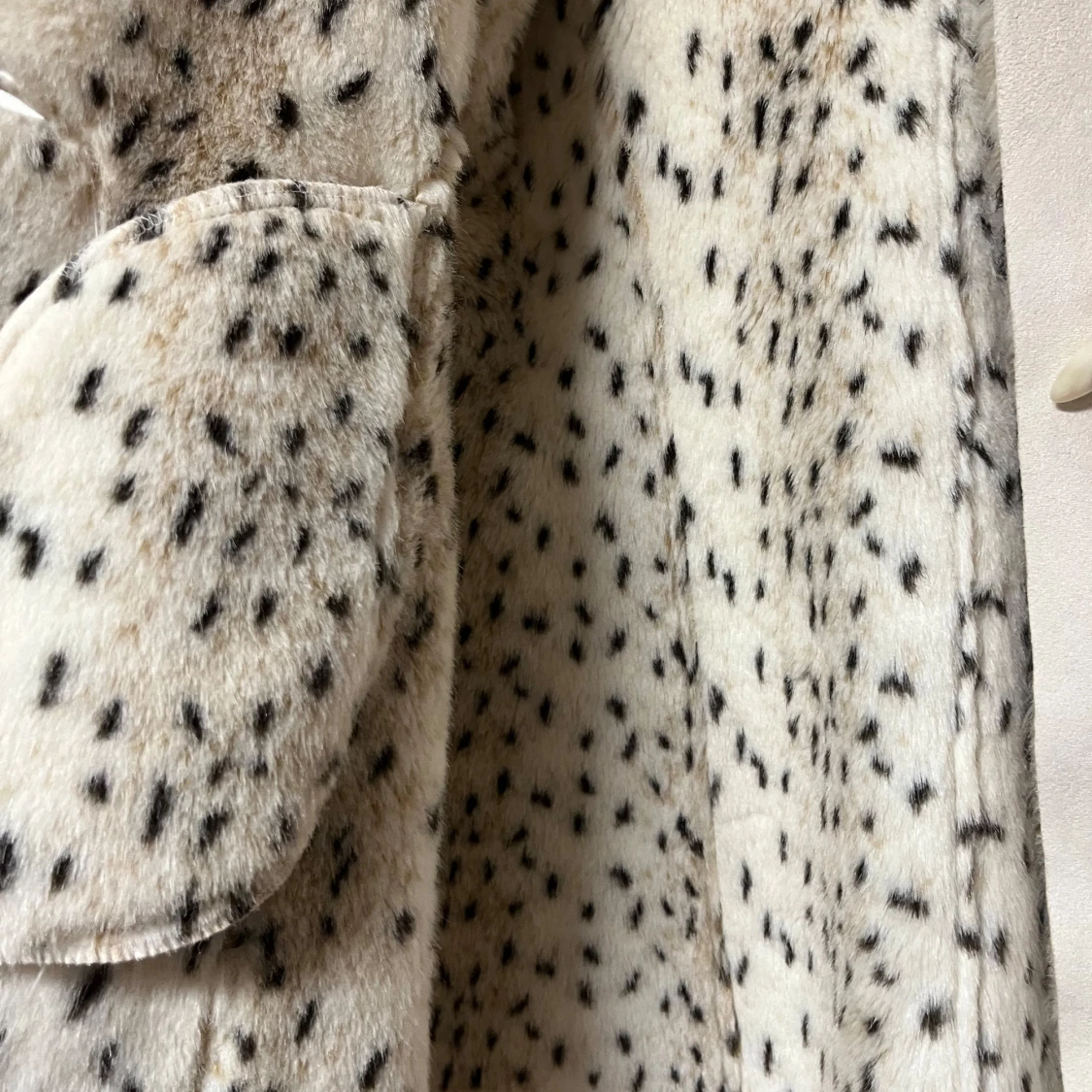 Vit kappa med fuskpäls från KRISS Sweden - 93