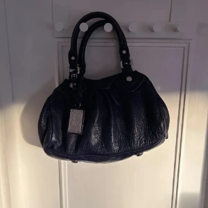 Marc Jacobs väska - Säljer min fina BLÅ Marc Jacobs väska som tyvärr inte kommer till användning längre. Den är i tjänsten fint skick, skriv vid frågor eller fler bilder. 💗💗