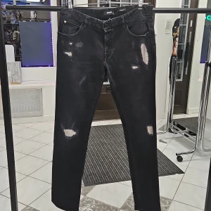 Svarta jeans från Just Cavalli - Snygga svarta jeans från Just Cavalli i super slim passform. De har en trendig slitning och knappar i midjan. Perfekta för en stilren look. Storlek 34. Mycket bra skick.