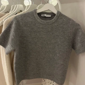 Grå stickad T-shirt - Så fin och super mjuk stickad T-shirt från Zara