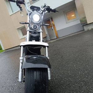 Big boy  - "Presentera den ultimata cykelturen – den helt nya, 2500-watts elcykeln! Byggd för hastighet, kraft och stil." [Närbild på cykelns ram, som framhäver den blanka svarta finishen. En ryttare lyfter cykeln från stället.] "Med en slående, helt svart design kombinerar denna skönhet banbrytande teknik med oöverträffad design." "Känn kraften från en 2500-watts motor som tar dig längre, snabbare – utan att svettas." "Ingen bensin, bara elektrisk kraft – och du kan ladda den var som helst, när som helst.