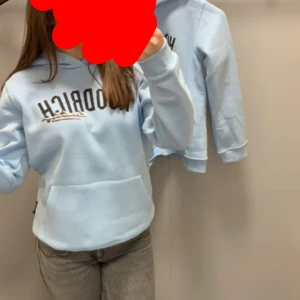 Ljusblå hoodie från Hoodrich - Säljer en snygg ljusblå hoodie från Hoodrich med tryck på framsidan. Använd ca 5 gånger inget fel på den men den sitter bara i garderoben.den är i barnstorlek XL alltså 13-15 år