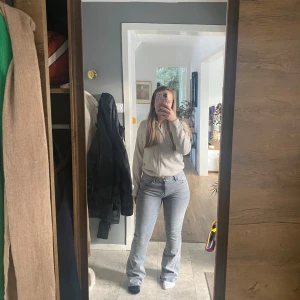 Låg midjade gråa jeans med bootcut - Snygga låga gråa jeans med bootcut  från Gina Tricot. Endast provade hemma, så gott som nyskick❣️