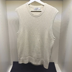 Beige stickad väst från L'UNE - Beige stickad väst från LJUNG. Skick: 9/10. Nypris: 999kr.