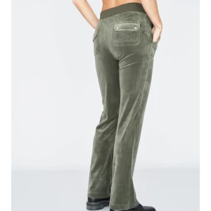 Juicy couture byxor dark moss strl xxs  - Jätte snygga Juicy byxor i färgen dark moss, storlek xxs. Bilder från hemsidan. Kontakta mig för egna bilder. De är i bra skick och säljer eftersom de är för korta, kontakta mig vid frågor.