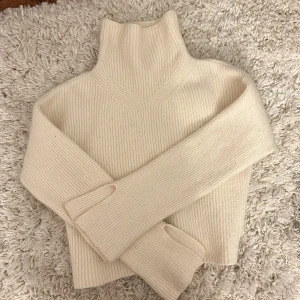 Vit ribbad polotröja - Vit stickad tjocktröja från Cubus. Säljer pga att den tyvärr krympte i tvätten. Är i stlk s men skulle säga xxs. Skriv för fler frågor eller bilder! 