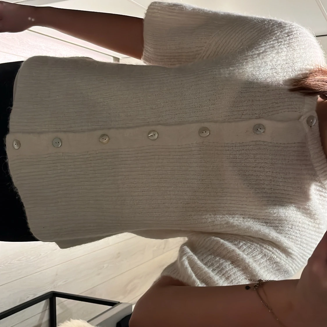 Vit stickad kofta med knappar - 90