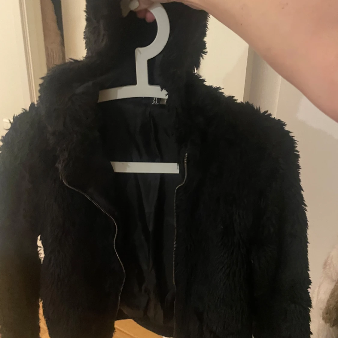 Svart teddyjacka med huva