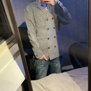 Dubbelknäppt overshirt - Snygg grå kavaj från Mexx med dubbelknäppning och klassisk krage. Storlek S. Modellen på bilden är 167cm lång. Skick 9,5/10 inga fläckar eller defekter! Skriv om du funderar över något 