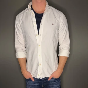 Morris skjorta - Hej säljer nu min fina Morris skjorta i storlek M. Den är i nyskick och kommer vara otroligt snygg i höst/vinter. Nypris cirka 1400kr! Vi kommer att sälja liknande produkter nu närmare vinter så glöm inte följa profilen!🌊🍾