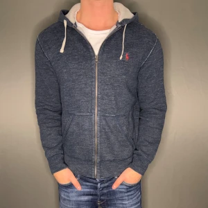 Ralph lauren tröja - Hej säljer nu min fina Ralph lauren zip tröja i storlek M. Den är i nyskickick och kommer vara otroligt snygg i höst/vinter. Nypris cirka 2300kr! Vi kommer att sälja liknande produkter nu närmare vinter så glöm inte följa profilen!🌊🍾