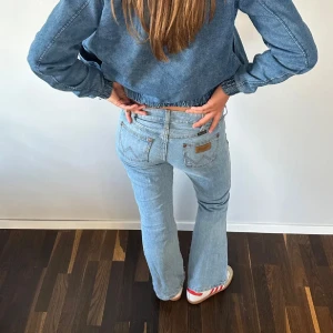 Lågmidjade jeans - Skit snygga Lågmidjade jeans från Wrangel, om man har frågor om mått eller liknande är de bara att skriva💗💗