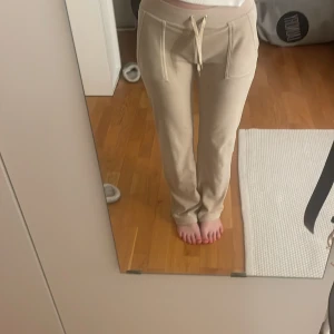 Juicy Couture  - Säljer mina beiga juicy byxor då dem inte kommer till användning längre. Jag säljer dem billigt för dem är välanvända, se bild 3,4 och 5 för slitage!☺️