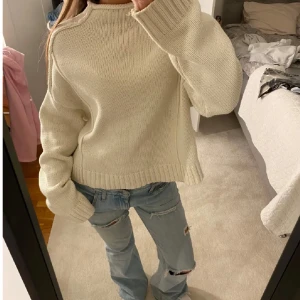 Beige stickad tröja - Superfin stickad tröja, perfekt nu till vintern och våren! Storlek L men liten i storleken. Tryck på köp nu 🤍 Nyskick