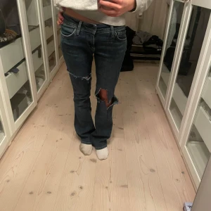 Jeans - Jätte snygga blåa low waist bootqut jeans💕