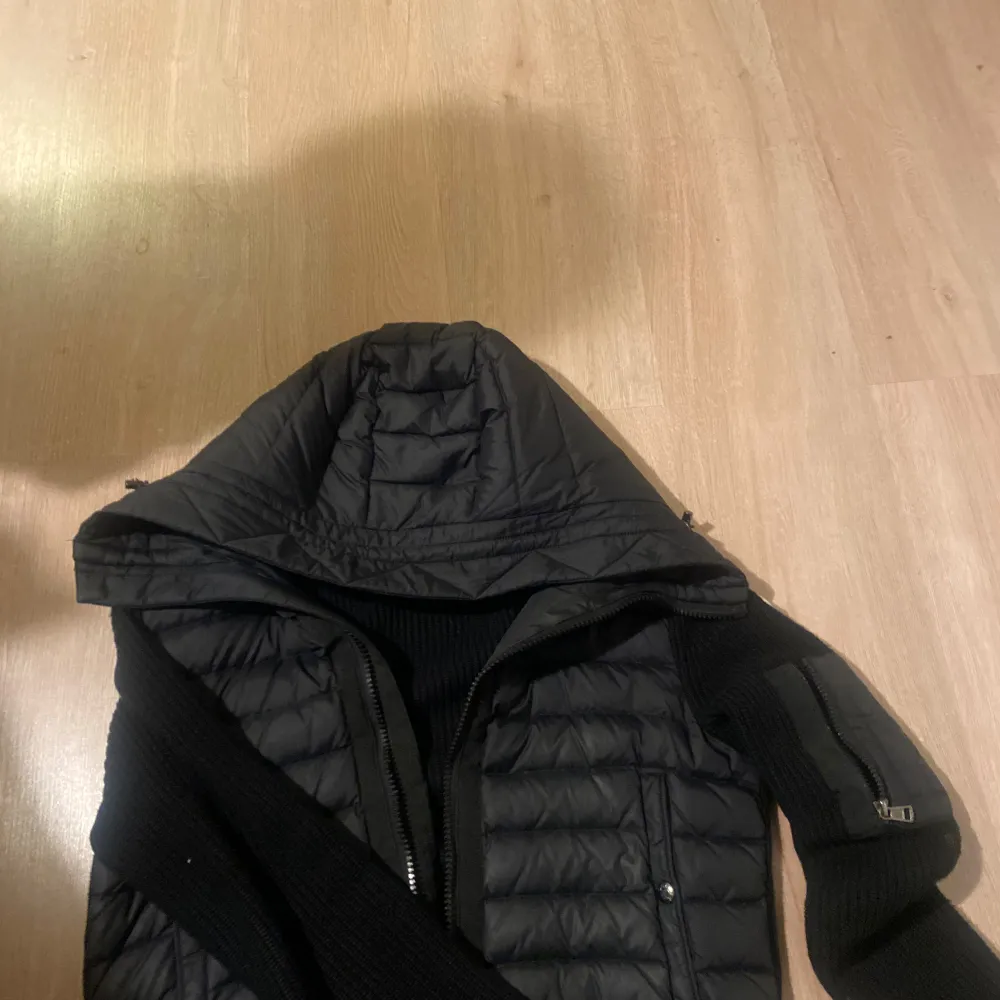 Snygg svart cardigan från Moncler. Storlek S Passar ca 165-174 Perfekt för kyligare dagar! Den har bra passform och är bra till dig med lite stil. Priset är inte hugget i sten så ge bud.. Takit.