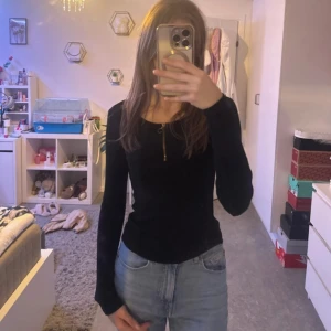 Svart långärmad tröja  - Bra skick. Skriv gärna för frågor 💗
