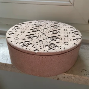 Smyckeskrin med mönster på locket  - Ett smyckeskrin, med mönster på locket. Aldrig använt. Perfekt för alla med mycket smycken eller om man vill ha något annat i den🫶🏻💗