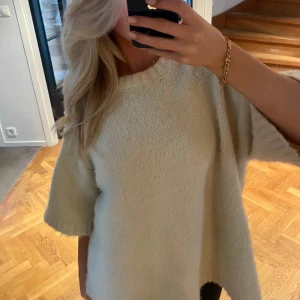 Kortärmad stickad tröja  - As najs tjock kortärmad stickad tröja som är eftertraktad från NA KD💋 lite kräm vit färg typ