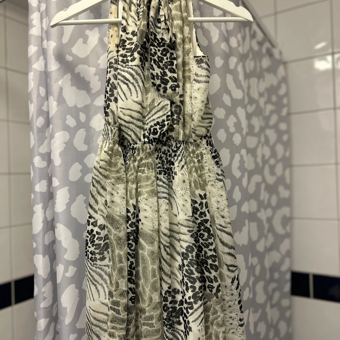 Mönstrad klänning med djurmotiv - 90