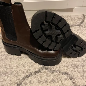 Bruna boots - Snygga bruna h&m boots med tjock sula. Perfekta för höst och vinter med en stilren design som passar till många outfits. aldrig använda!💕