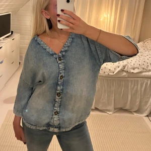 Blå jeansskjorta från Lindex - Snygg blå jeansskjorta från Lindex i storlek S! 