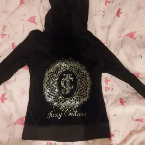 Juicy couture tröja💕 - Lite sliten vid händerna annars fin, tror faktiskt inte någon rhinestone åkt av. Vissa är vita o vissa är svarta, på första bilden ser man inte att dom svarta finns men på bild 2 ser man att alla rhinestones är kvar💕 storlek S!💘 