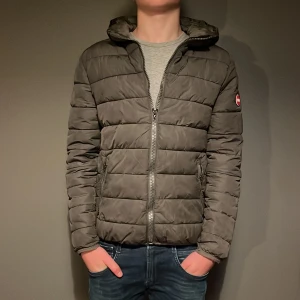 Colmar jacka - Snygg Colmar jacka i toppskick. Storlek L passar M/S. Modellen är 179 (4)