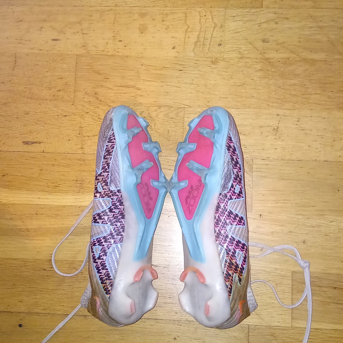 Flerfärgade fotbollsskor med snörning - 91