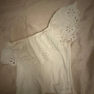 Vit offshoulder topp med spetsdetaljer - Söt ribbad topp med volanger