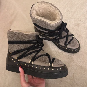 INUIKII Boot curly rock  - inuikii boots/vinterskor i ”curly rock” i taupe, super fint skick och varma, gosigt ludd inuti, strl 38, nypris runt 4-5 tusen, säljer för 2899kr 