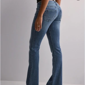 Blå jeans från True Religion - Snygga blå jeans från True Religion som är bootcut och lågmidjade. Haft ett tag men de är aldrig använda, skriv för intresse eller frågor💓Tryck gärna på köp nu💗