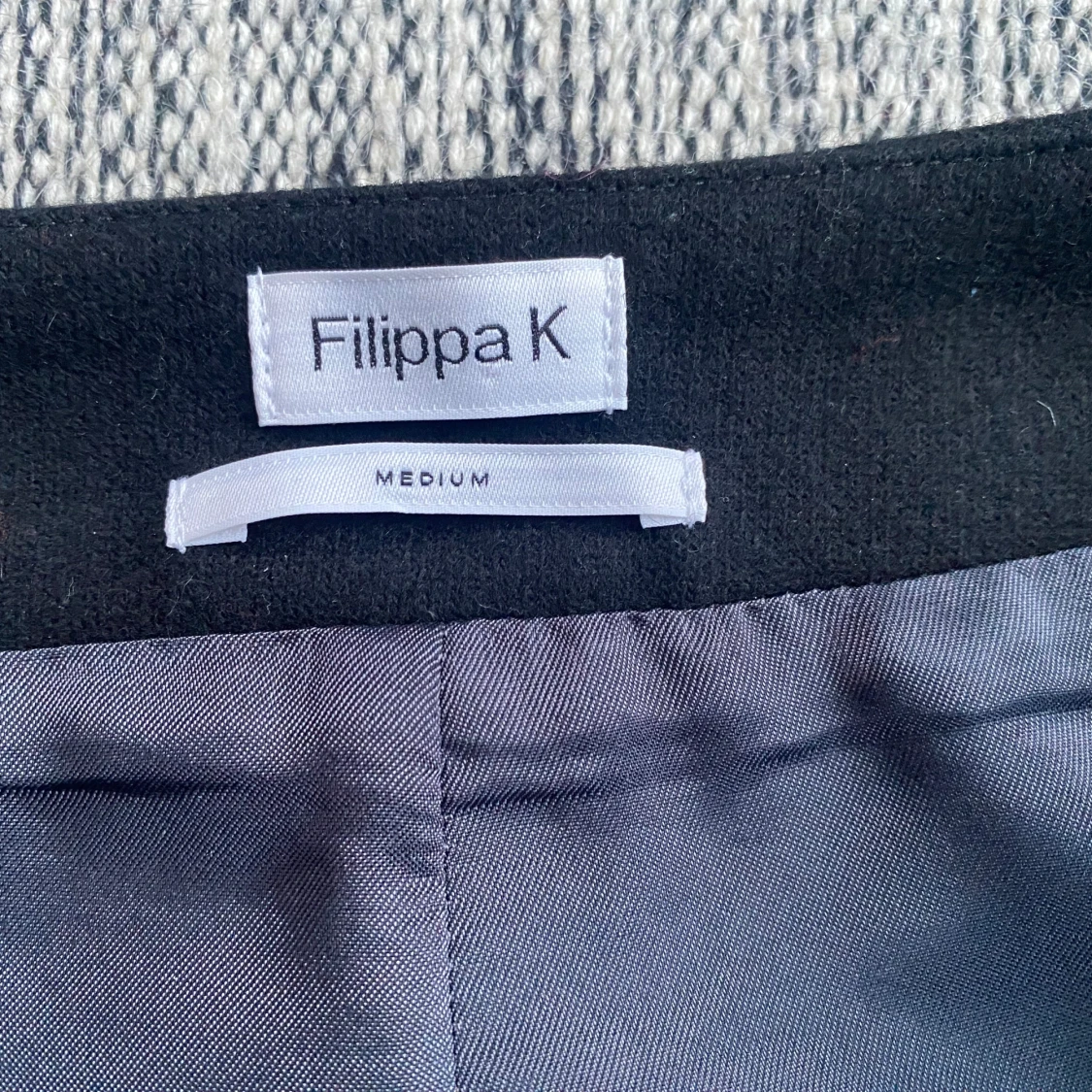 Ny svart omlottkjol i strl M från Filippa K i ull, modell wrap button skirt - 91