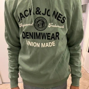 En snygg hoodie  - En fin hoodie från Jack and Jones. Inte alls använd många gånger så den är i fint skick och är redo för en ny ägare. Det är inte riktigt min stil längre därför väljer jag att sälja vidare den. Luvan är i normal storlek och passformen sitter fint. 