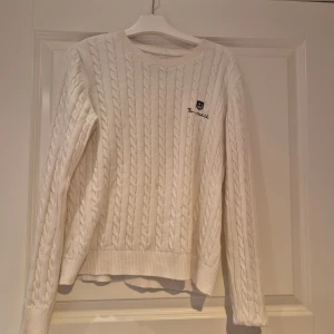 Vit stickad tröja från Bondelid - Säljer en klassisk vit stickad tröja från Bondelid med kabelstickat mönster. Storlek S.