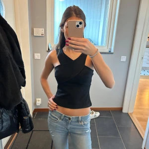 Svart topp - Topp som är perfekt för fester eller vardagsanvändning, inga defekter!!🥰🥰