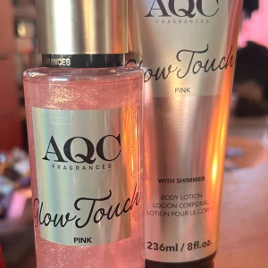 Glow Touch Pink Body Mist & Body Lotion! - Fint set med shimmering body mist 250 ml & body lotion 236 ml från AQC i doften "Glow Touch Pink". Nytt och oanvänt. 