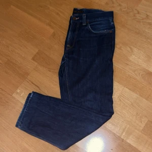 Nudie jeans 30/30 - Tjena säljer ett par riktigt feta Nudie jeans. Rak i modellen (gritty jacksson), dry denim i färgen dry classic navy. Dessa är obehandlade jeans som får snygga fades och slitningar ju mer man använder dom! Använda i ca en månad så mycket kvar att ge, dessa kvalitets jeans kan hålla en livstid med rätt skötsel. Hör av er vid minsta fundering! 