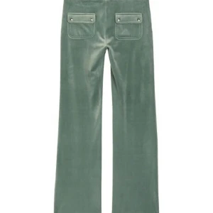 Gröna juicybyxor med snörning - Snygga gröna mjukisbyxor i mjukt material med snörning i midjan. Byxorna har fickor både fram och bak, vilket ger en praktisk touch. Perfekta för en avslappnad stil.