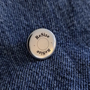 ReSize UF justerbar jeans knapp  - En avtagbar och flyttbar jeans knapp för en enkel storleksjustering på midjan. Perfekt för dig som vill handla second hand men kanske inte riktigt hittar rätt storlek. För endast 59 kronor kan du via DM på våran Instagram beställa en knapp (box medkommer).