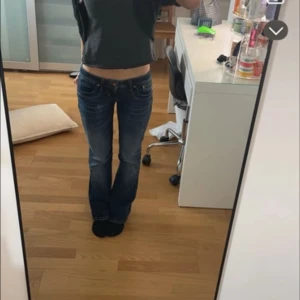 Lbt jeans blå - Snygga blå jeans med bootcut-stil och låg midja från lbt!Köpt från Vinted men säljer pågrund av att de är för små för mig. Jätte bra skick! 
