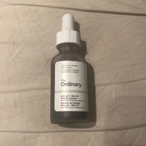 Peeling Solution från The Ordinary - Säljer en AHA 30% + BHA 2% Peeling Solution från The Ordinary. Denna exfolierande lösning kommer i en mörk glasflaska med pipett för enkel applicering. Perfekt för att förbättra hudens textur och lyster. Säljer för att den inte funkar för min hud typ skriv vid mer frågor
