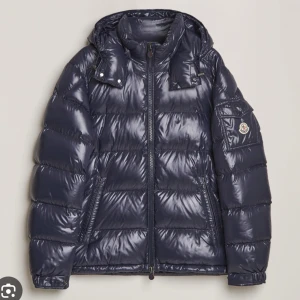 Moncler Maya - Jag söker en Moncler Maya i mörkblå färg i herrstorleken L/XL eftersom dom brukar tendera vara små i storleken. Antingen en med alla äktenskapsbevis/tags m.m fortfarande kvar på jackan, 10/10 för runt 6000kr eller en från Amos kiosk 10/10 en riktigt +++ jacka för runt 1700kr. Och inget lureri! Allt checkas av en proffisionell legit checker.