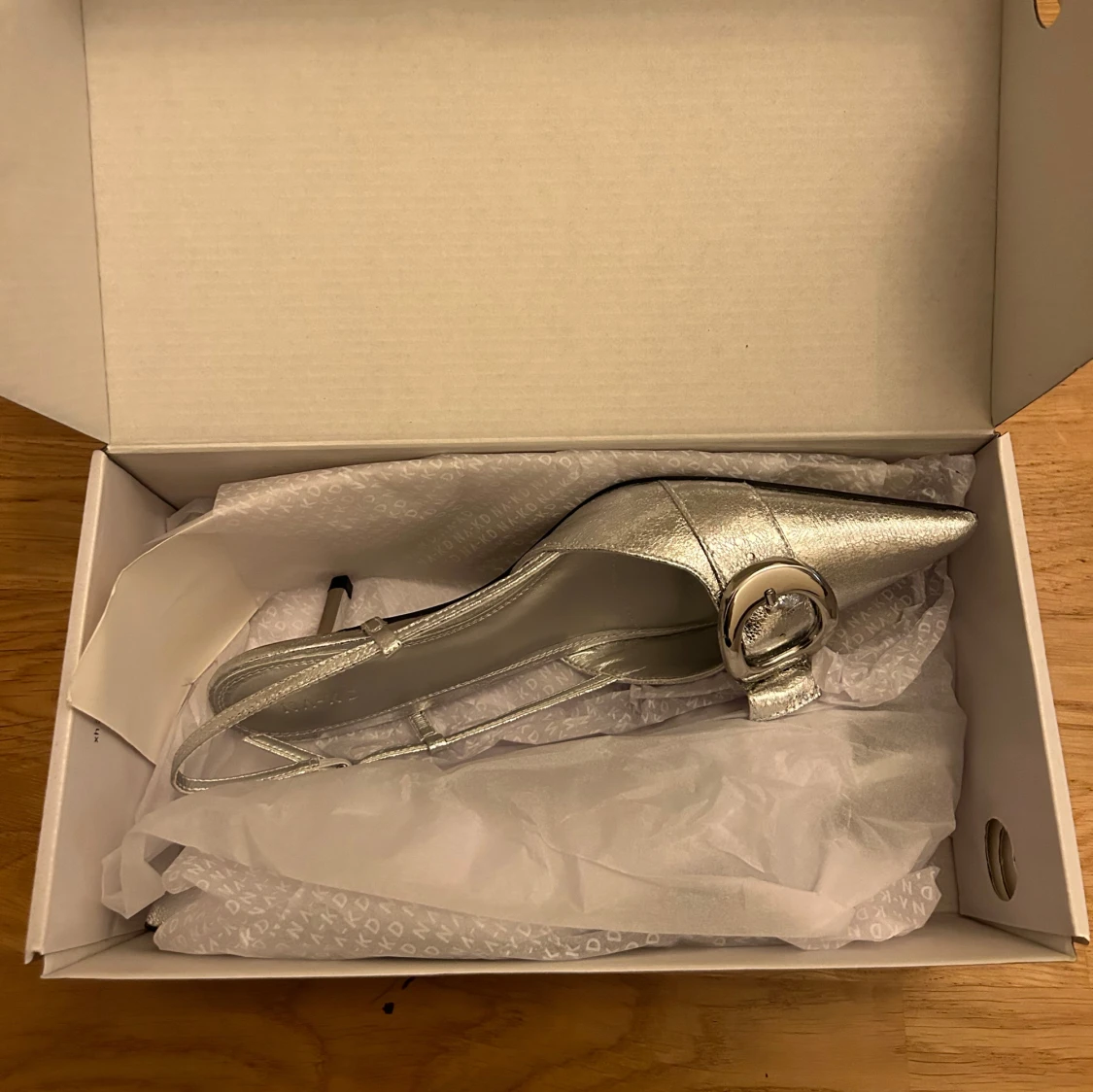 Silvriga pumps med spänne - 90