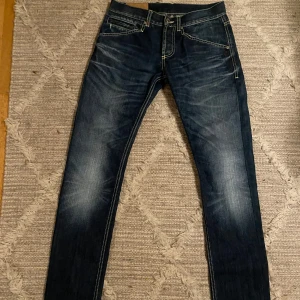 Dondup jeans - Snygga unika dondup jeans, passar dig som vill sticka ut. De sitter slim/skinny som man kan se på andra bilden. Priset kan diskuteras. Nypris ~ 3500, Skick 8/10. Säljer pga att det inte är min stil. Skriv gärna över frågor och funderingar.