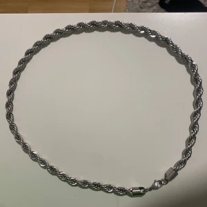 Cordell kedja - Säljer denna cordell kedjan, den är 8mm tjock och är i ny skick samt aldrig använd. Säljer den för att den var inte min still. Den är cirka 50-60 cm lång. Samt priset kan diskuteras finns i helsingborg.